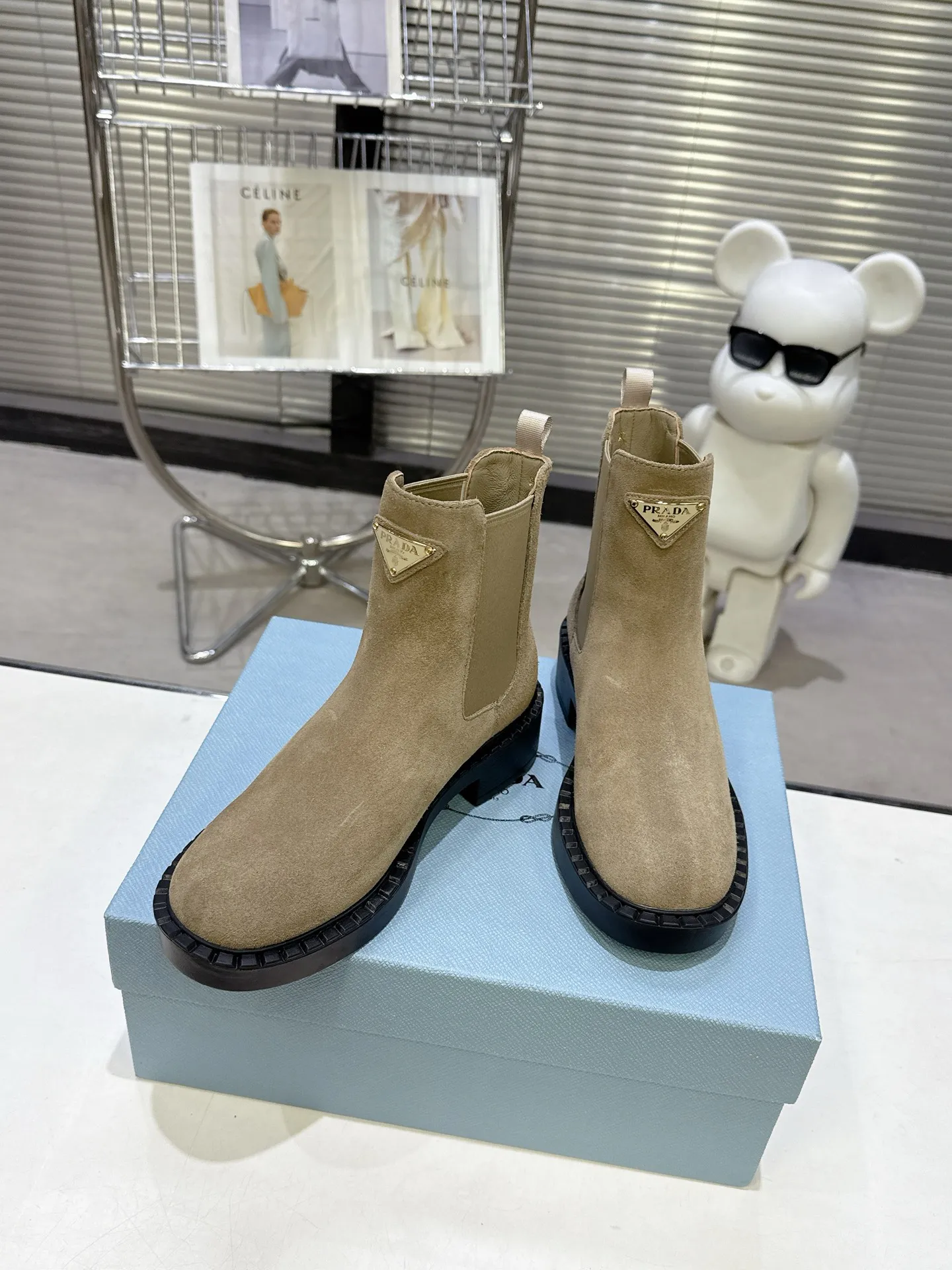 👟👟Ex-factory price 600👟👟 Prada thick-soled retro Martin boots. Elastic elastic, classic thick soles, with triangular buckle. Simple, elegant, fashionable and versatile. Fabric cowhide, open edge beaded cowhide. The lining is made of soft and delicate sheepskin, and the foot feels comfortable. The rubber mold is non-slip and lightweight. Original package sole. Standard size: 35-40. Order 41